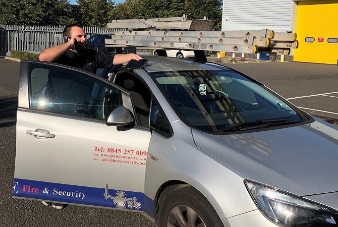 Service-engineer-lscape-4