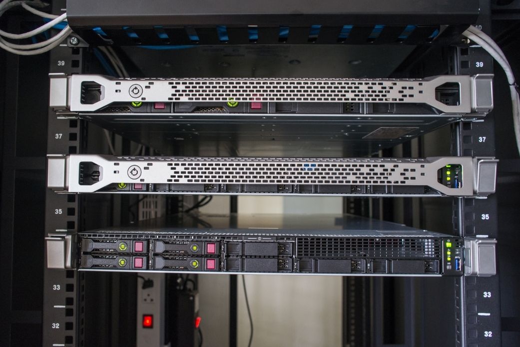 Armoire et baie de brassage