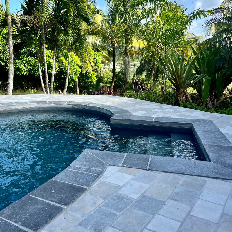 pierre-naturelle-margelle-piscine-gris-beige-omstone-caraibes-martinique