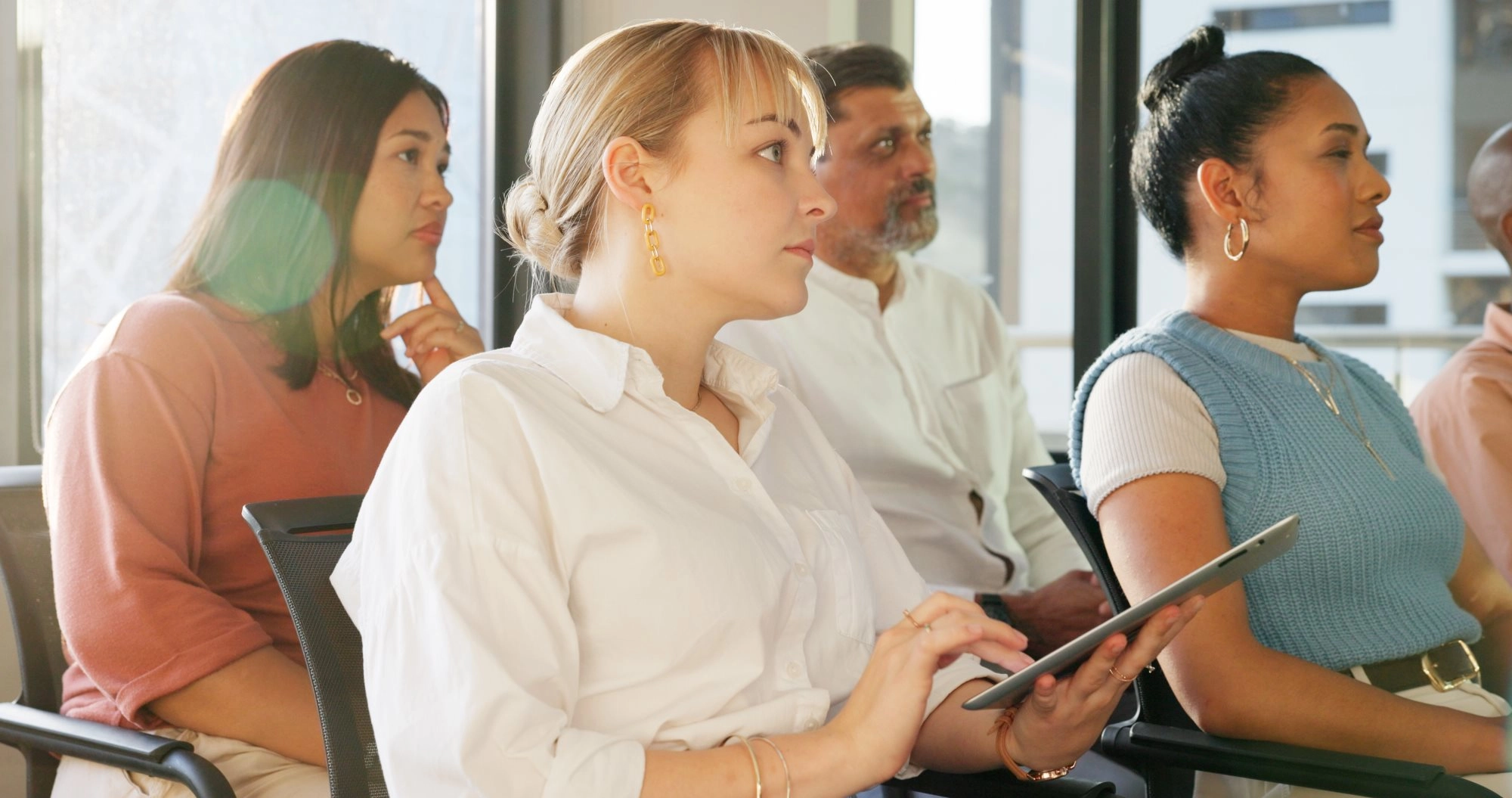 tablet-notes-business-woman-learning-trade